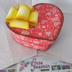 Caja de corazón con moño amarillo