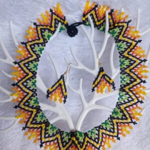Collar y Aretes en Chaquiras