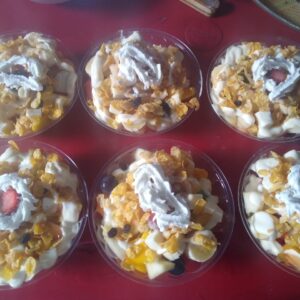 Salpicón con helado y ensalada de frutas
